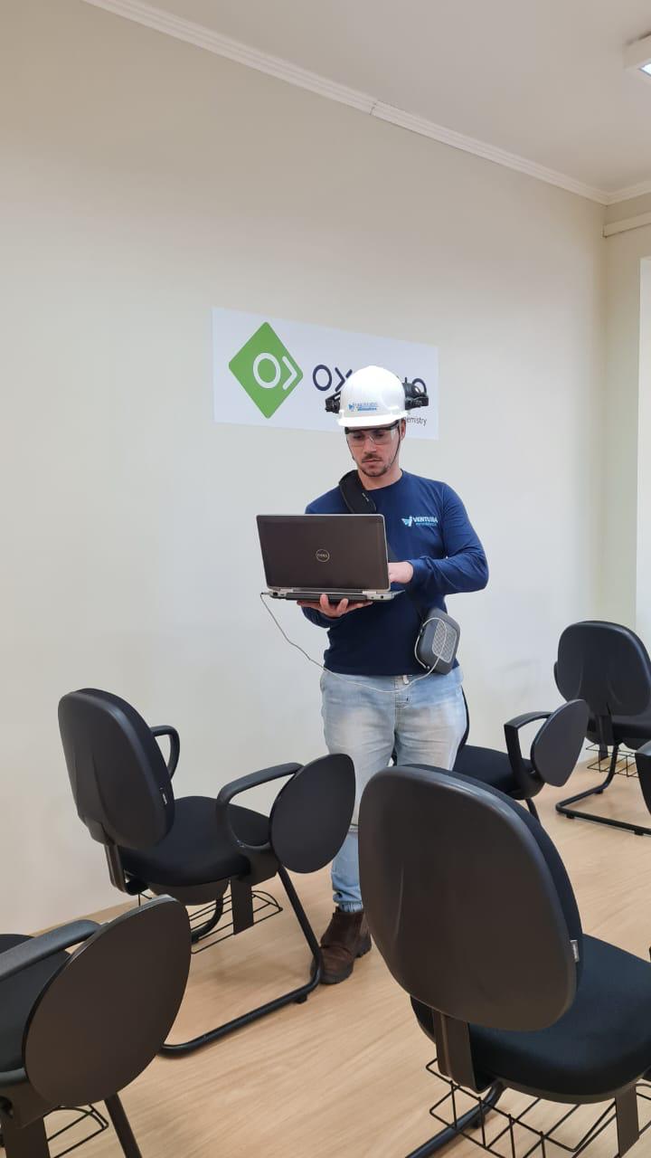 Técnico Ventura realizando Site Survey em ambiente interno