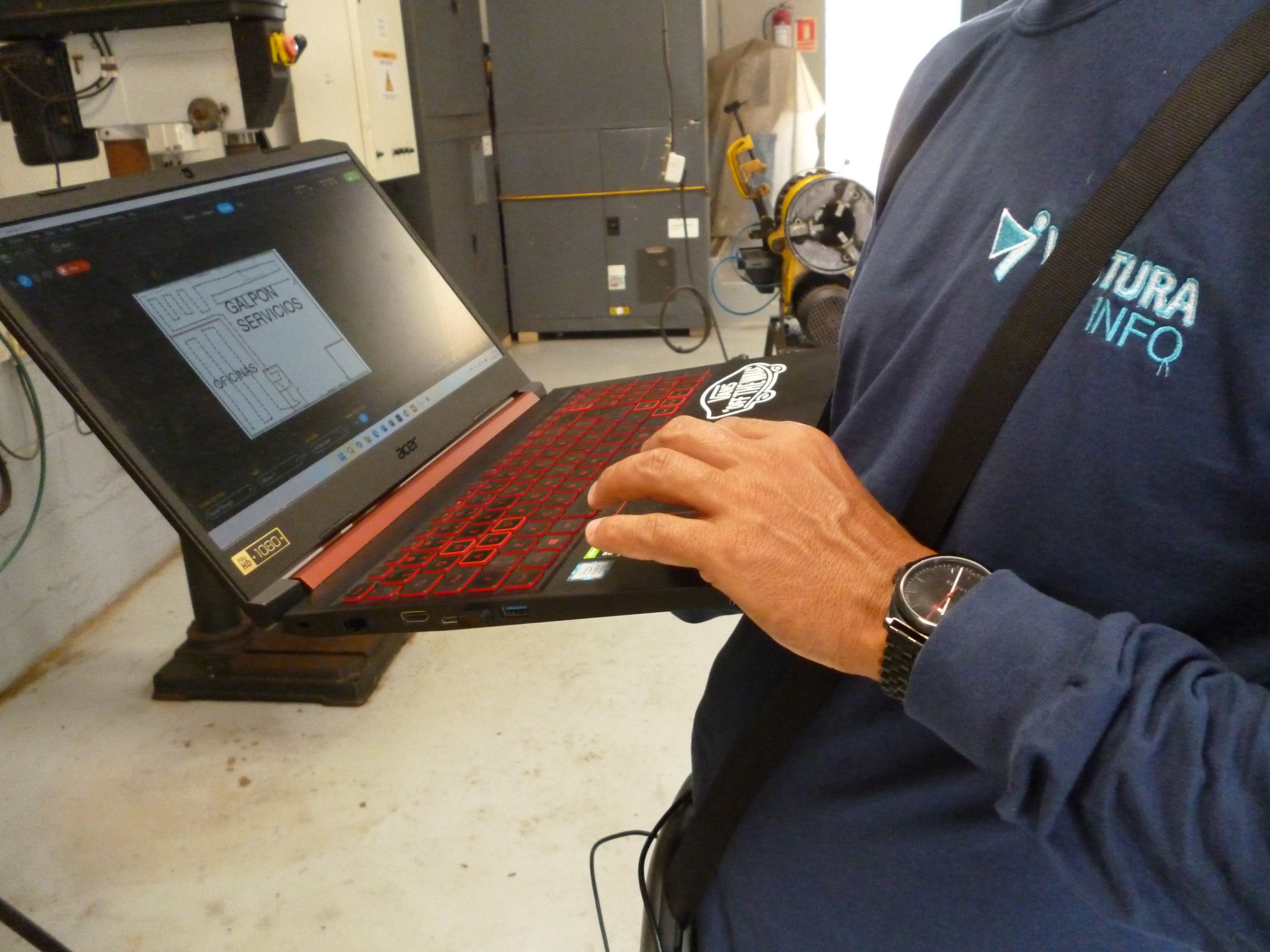 Técnico Ventura manuseando notebook em Site Survey no Uruguai