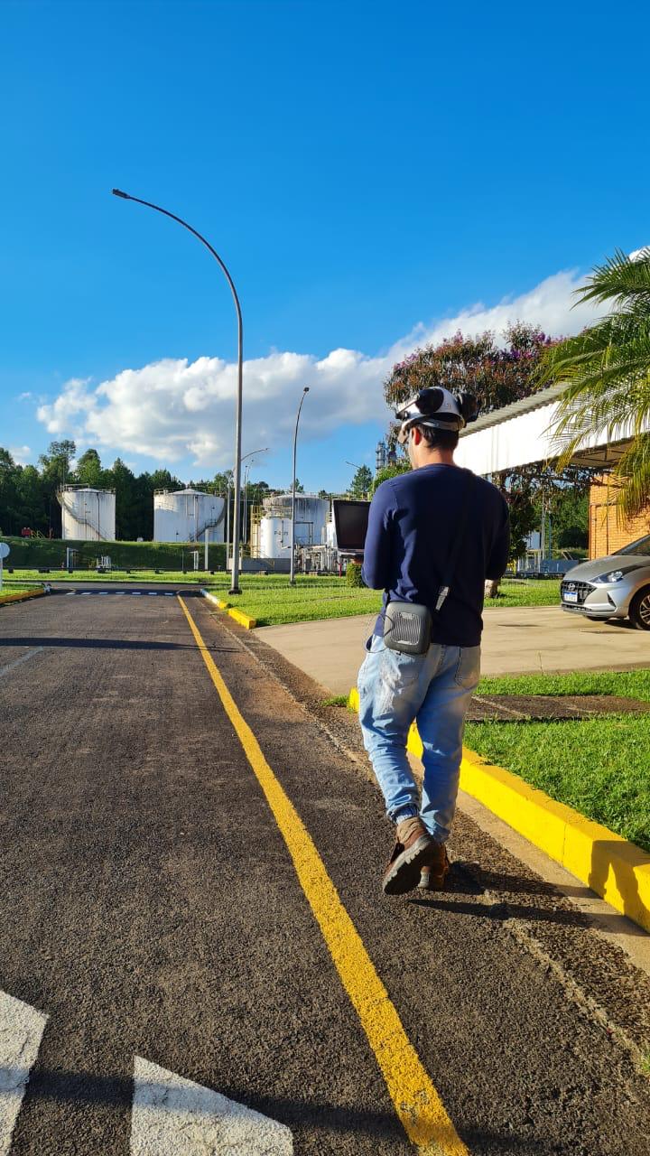 Técnico Ventura realizando levantamento em ambiente externo