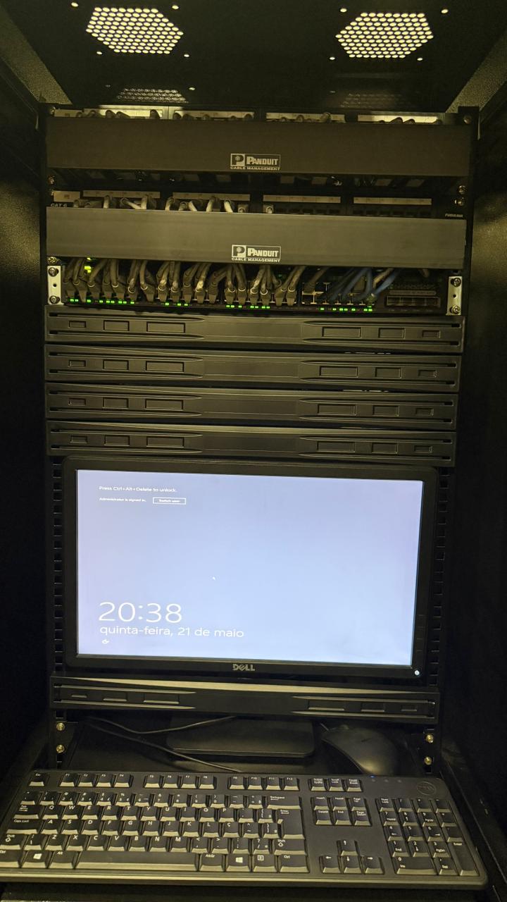 Rack de servidores após retrofit técnico
